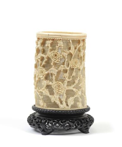 null CHINE - XIXe siècle Pot à pinceaux en ivoire sculpté et ajouré de branches fleuries....