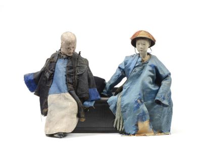 null CHINE - XIXe siècle Couple de poupées, homme et femme, les visages en terre...