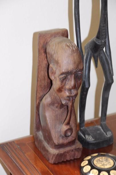 null Lot comprenant : sculpture en bois " fumeur à la pipe ", statue africaine en...