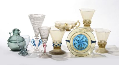 null Verre conique en verre fumé et cabochon bleu. Le bas strié. Accidents. Hauteur:...