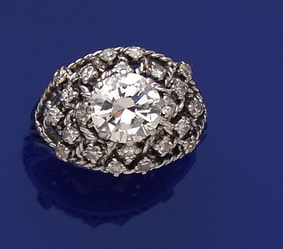 null Bague dôme ajourée en or gris 18k (750) ornée d’un diamant taillé en brillant,...