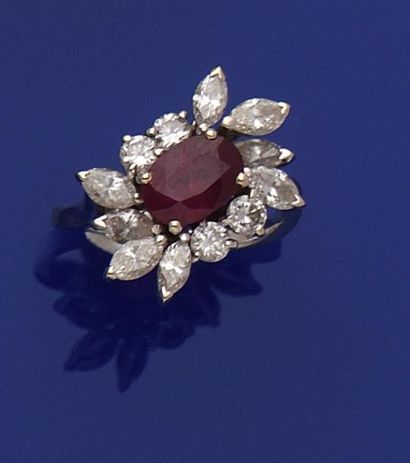 null Bague or (750 millièmes) ornés de rubis dans un entourage de diamants ronds...