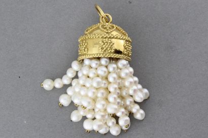null Pendentif pompon en or (750 millièmes) avec franges de perles. Poids : 23,8...