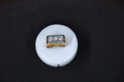 null Bague or jaune (750 millièmes) ornée en son centre de trois diamants plus important...
