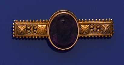 null Broche barrette or (4k) ornée d’une améthyste à décor d’un profil. Poids : 13,3...