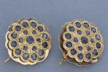 null Paire de boucles d'oreilles en or (750 millièmes) stylisant des fleurs serties...