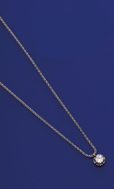 null Diamant taillé en brillant, pendentif et chaîne de cou en or gris 18k (750/1000e)....