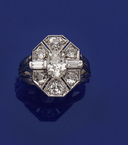 null Bague en platine (850 millièmes) de forme octogonale ornée d’un diamant ovale...