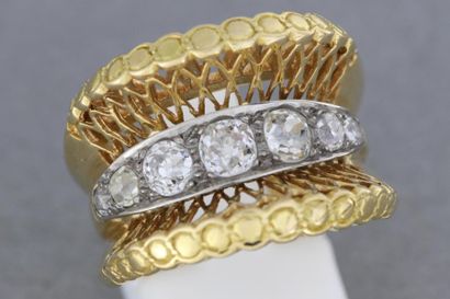 null Bague en or (750 millièmes) à deux bandeaux ajourés ornés d'une ligne de diamants...