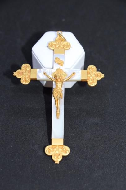 null Pendentif crucifix en or jaune (750 millièmes) et nacre. Longueur : 12 cm -...