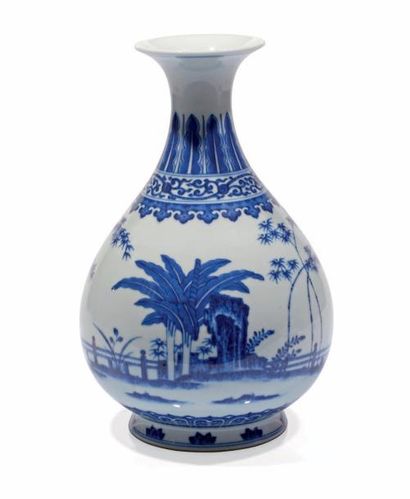 CHINE Vase balustre en porcelaine à décor bleu et blanc de bambous, bananiers et...