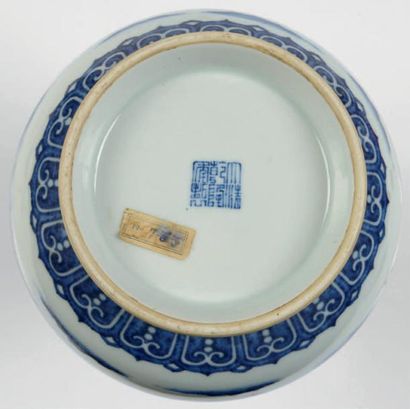 CHINE Vase balustre en porcelaine à décor bleu et blanc de bambous, bananiers et...