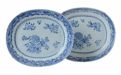 CHINE Deux plats ovales à bord contourné en porcelaine à décor en bleu sous couverte...