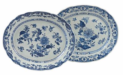 CHINE Deux plats ovales en porcelaine à décor en bleu sous couverte de semis de bouquets...