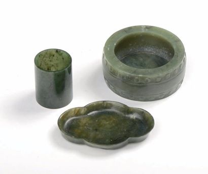 null Petit lot de trois pièces en jade vert: coupelle, petit pot et coupelle