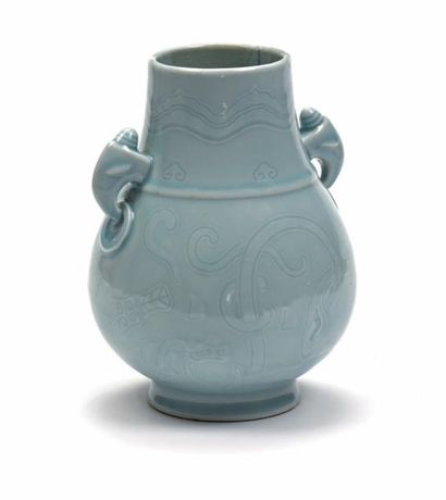 CHINE Vase en porcelaine bleu pâle à deux anses et décor d'enroulements.
Marque au...