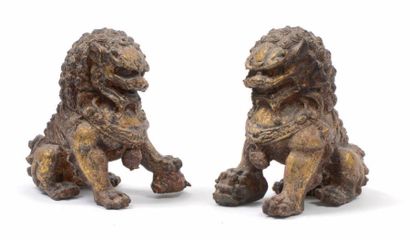 CHINE - XIXe siècle 
Paire de chiens de Fô en fer doré.
Hauteur: 16 cm - Largeur:...