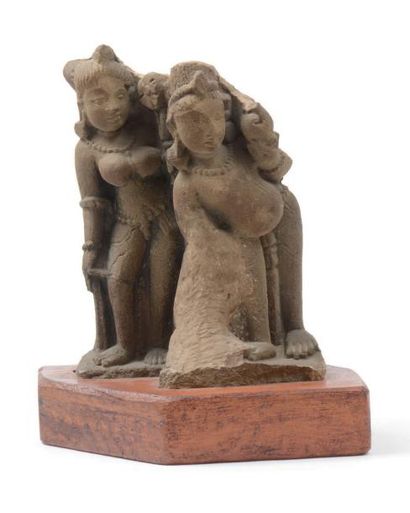 INDE - Période médiévale, XIIe - XIIIe siècles 
Fragment de stèle en grès gris, couple...