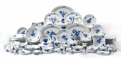 ROYAL COPENHAGUE Service dit Blaa Blomst ou Fleur Bleu.
Manufacture fondée en 1770...