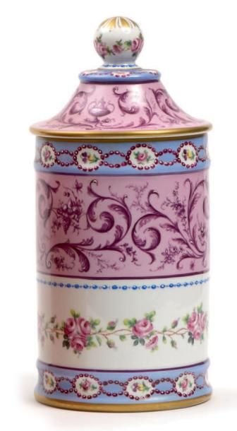 null Pot couvert cylindrique en porcelaine de Limoges à décor de frises d'arabesques...