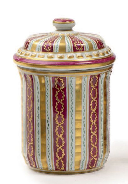 null Pot à tabac cylindrique en porcelaine de Limoges à décor
Grignan rubis.
Signé....