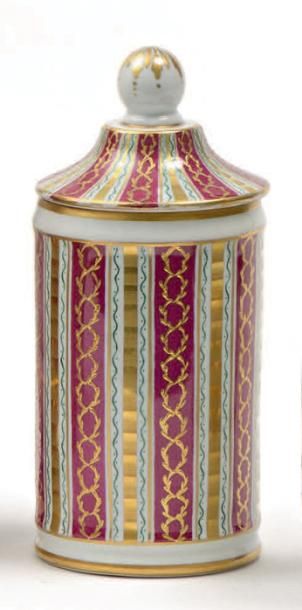 null Petit pot couvert cylindrique en porcelaine de Limoges à décor Grignan rubis.
Signé....