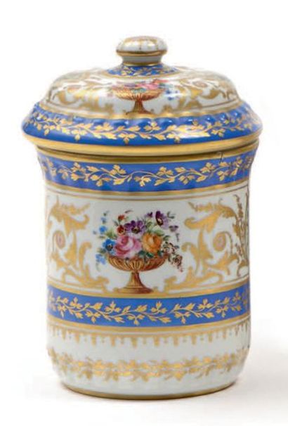 null Pot à tabac cylindrique en porcelaine de Limoges à décor polychrome Baron Jourdan.
Signé....