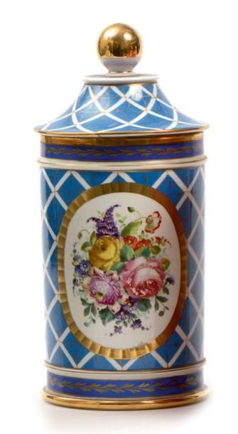null Pot couvert cylindrique en porcelaine de Sèvres à décor de croisillons sur fond...