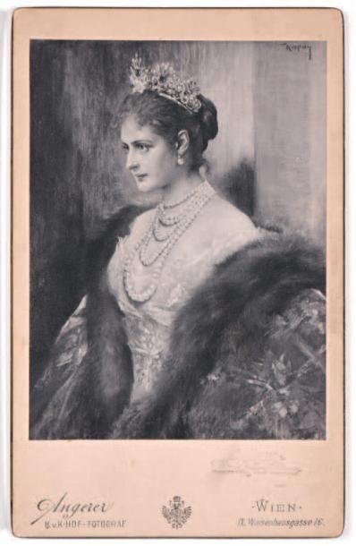 null L'imperatrice Alexandra Feodorovna.
Hof-Photograph in Wien V. Angerer. 16,4...