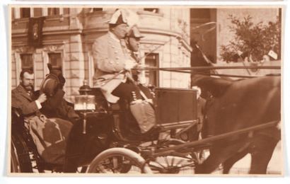 null L'empereur Nicolas II et Franz-Joseph d'Autriche en calèche à Murzsteg. 1903
Photographie...