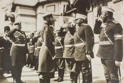 null L'empereur Nicolas II à Krementchoug salue des officiers en partance pour la...