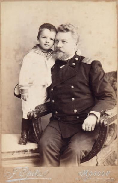 null Contre-amiral Nicolas Ivanovitch NEBOGATOV avec son petit-fils.
Photographie...