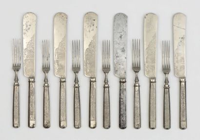null Rare ensemble de 6 couteaux et 6 fourchettes de table en acier, à décor gravé...