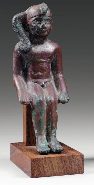 null Horus enfant en bronze assis, la natte de l'enfance sur le côté de la tête....
