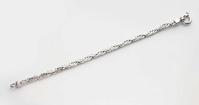 null 103 Bracelet en or gris 18K (750‰), composé de liens imbriqués, parés de deux...