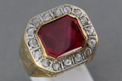 null 108 Bague en or 18K (750‰), ornée d'une pierre entourée de diamants. Poids :...