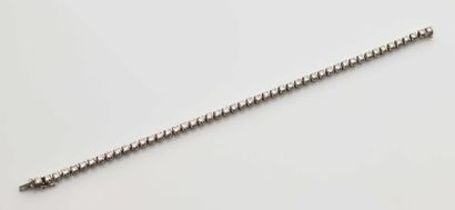 null 167 Bracelet en or gris 18K (750‰), serti d'une ligne articulée de quarante-neuf...