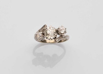 null 168 Bague en or gris 18K (750‰), sertie d'un diamant de taille ancienne de forme...