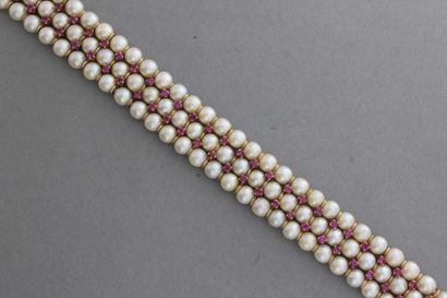 null 192 Bracelet de trois rangs de perles alternées de grenats, le fermoir en or...