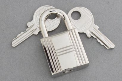 null 27 HERMÈS. Porte-clefs Cadenas en métal (clés). 