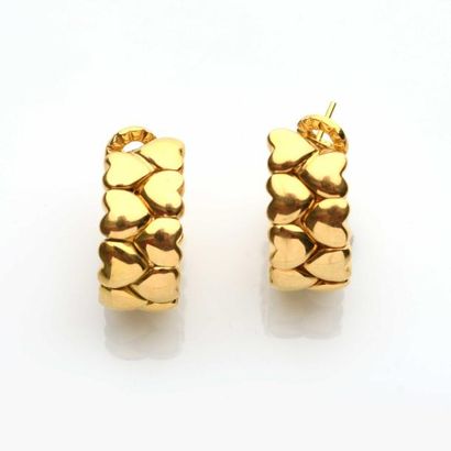 null 280 CARTIER Paire de boucles d'oreilles en or jaune 18K (750‰), décorées de...