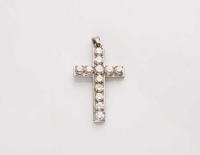 null 324 Croix en platine (900‰), sertie de douze diamants brillantés. Hauteur :...