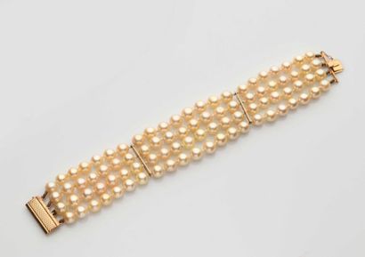 null 329 Bracelet en or jaune 18K (750‰), composé de quatre rangs de perles de culture,...