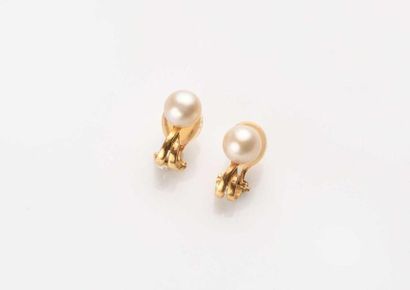 null 33 Paire de clips d'oreilles en or jaune 18K (750‰), parés de perles boutons....