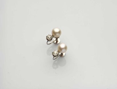 null 345 Paire de boucles d'oreilles en or gris 18K (750‰), agrémentées d'une perle...
