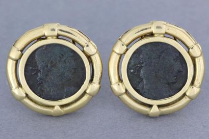 null 56 Paire de boucles d'oreilles en or 18K (750‰), ornées de pièces en bronze.Poids :...