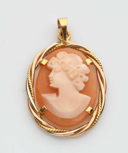 null 5 Pendentif en or jaune 18K (750‰), de forme ovale, paré d'un camée coquille...