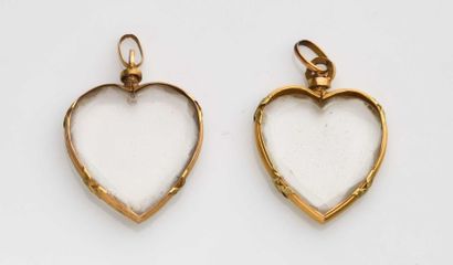 null 8 Deux pendentifs, porte-souvenirs en or jaune 18K (750‰) en forme de cœur....