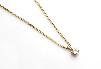 null 98 Pendentif en or jaune 18K (750‰), serti d'un diamant demi taille. Avec sa...