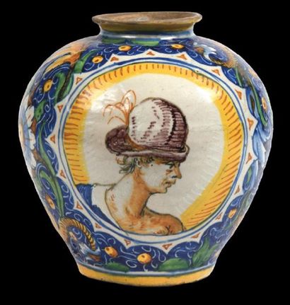 null 12 VENISE Vase boule en majolique à décor polychrome de deux portraits d’hommes...